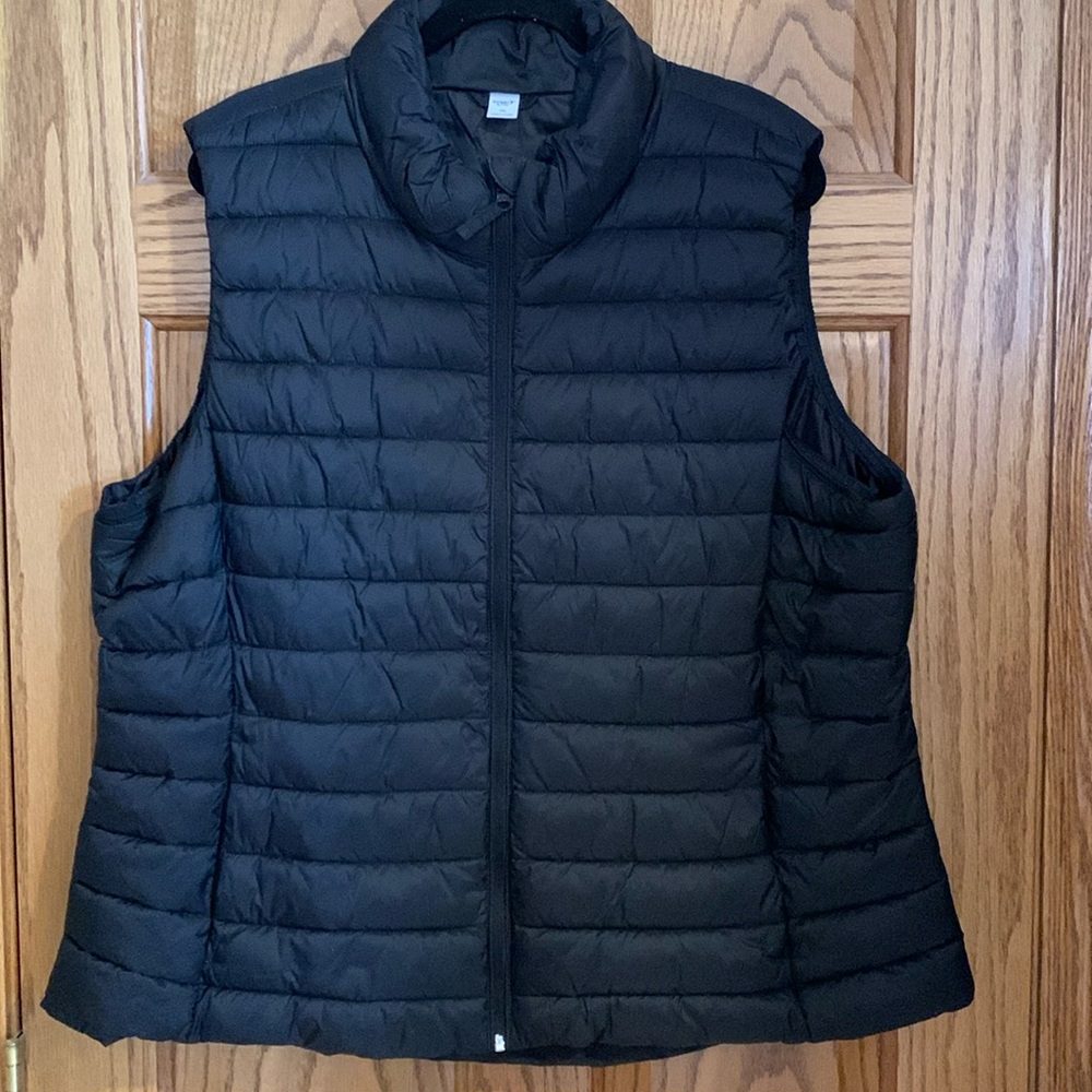 Old Navy Active puffer vest! Like new!! Size XXL